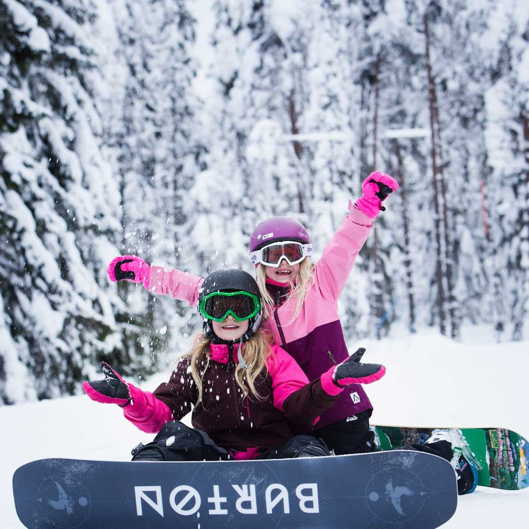 Skidåkare på väg ner för backen på Sunne Ski & Bike i Sunne