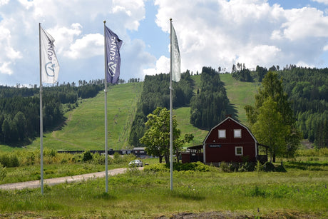Infarten till Sunne Ski & Bike med flaggor