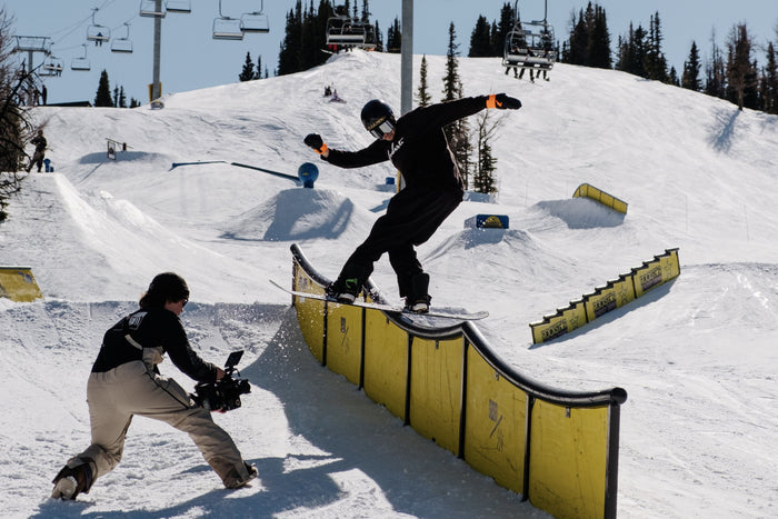 Snowboardåkare på rail i funparken på Sunne Ski & Bike