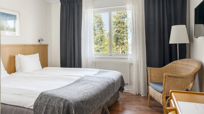 Dubbelrum på Hotell Frykenstrand med dubbelsäng och fåtölj