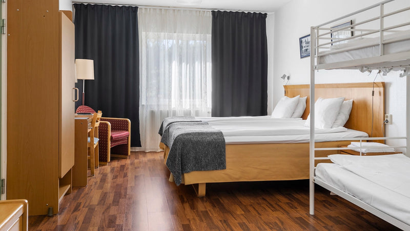 Familjerum på Hotell Frykenstrand med dubbelsäng och våningssäng
