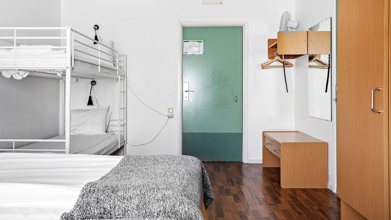 Familjerummets våningssäng och garderob på Hotell Frykenstrand