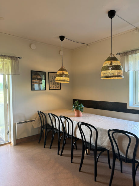 Matplats med långbord och stolar