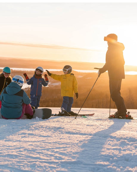 Familj i backen i kvällssol