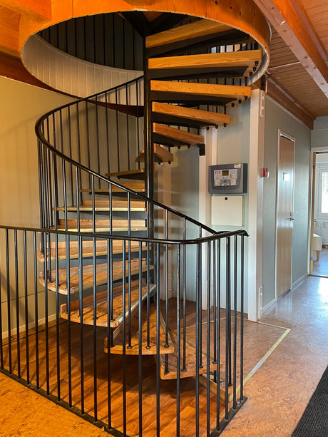 Spiraltrappa i lodgehuset på Ekeby Vandrarhem