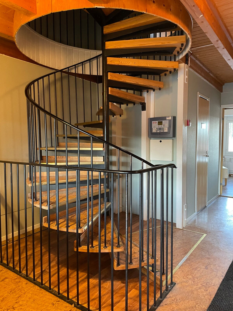 Spiraltrappa i lodgehuset på Ekeby Vandrarhem