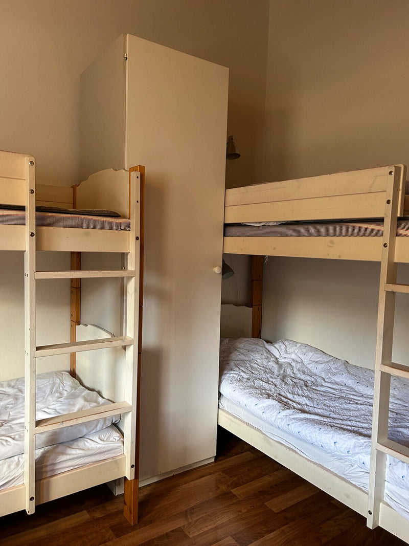 Sovrum på Ekeby Vandrarhem med två våningssängar