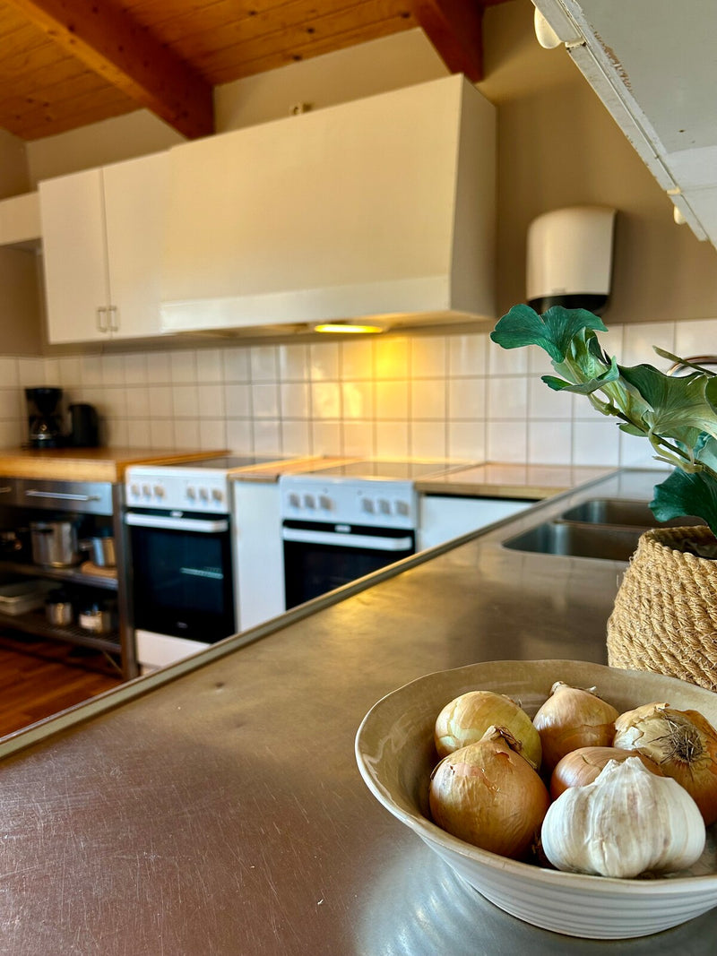 Gemensamt kök med spis, ugn och kyl på Ekeby Vandrarhem