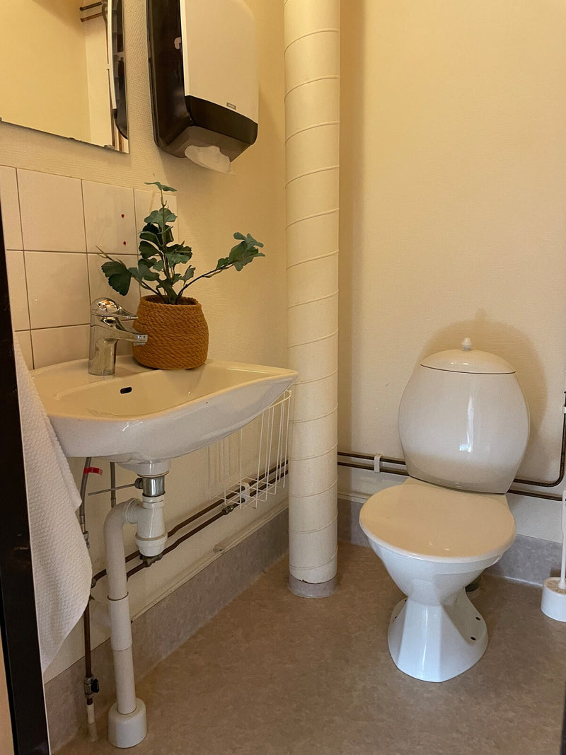 Delad toalett med handfat på Ekeby Vandrarhem